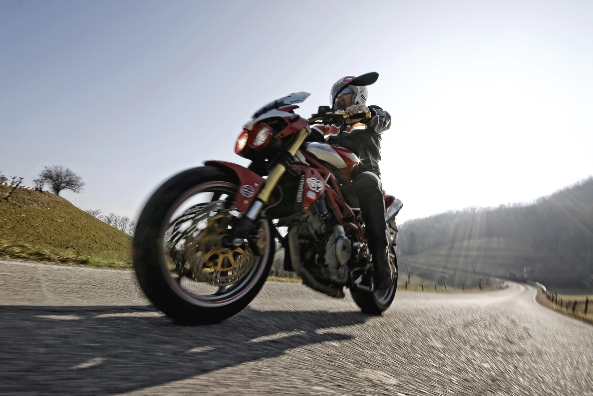 VIAGGIO INFINITO 2011 Bonafini Gianluca Scatto fotografico a terra di moto in transito