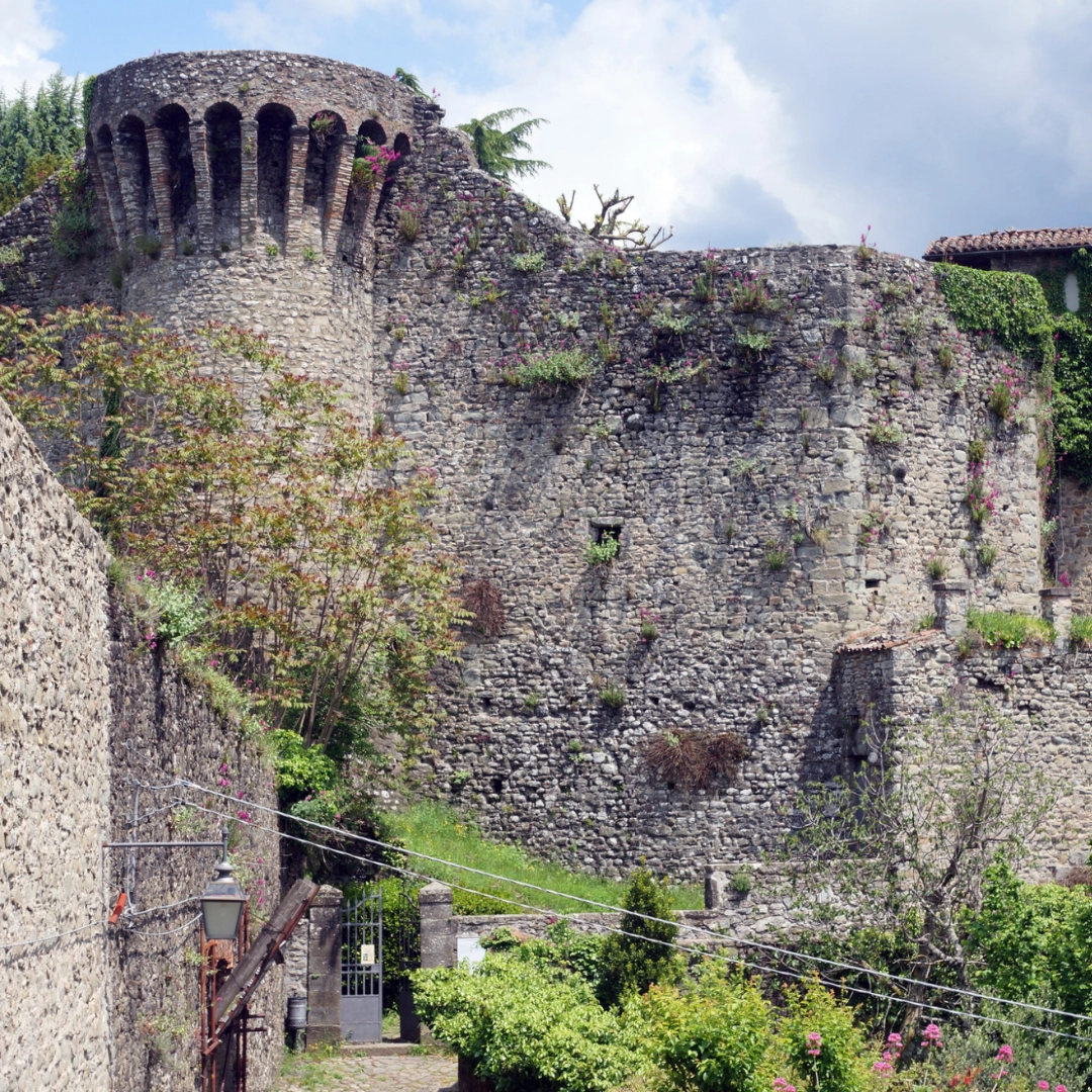 castiglione Castiglione di Garfagnana torre delle mura